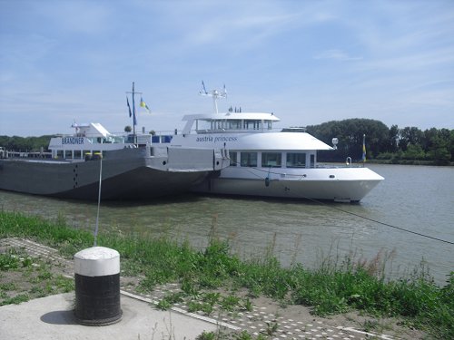Schiff bei Endstation in Stein an der Donau