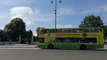 Zwischenstopp Vienna Sightseeing Bus vor der Parkanlage Volksgarten Wien