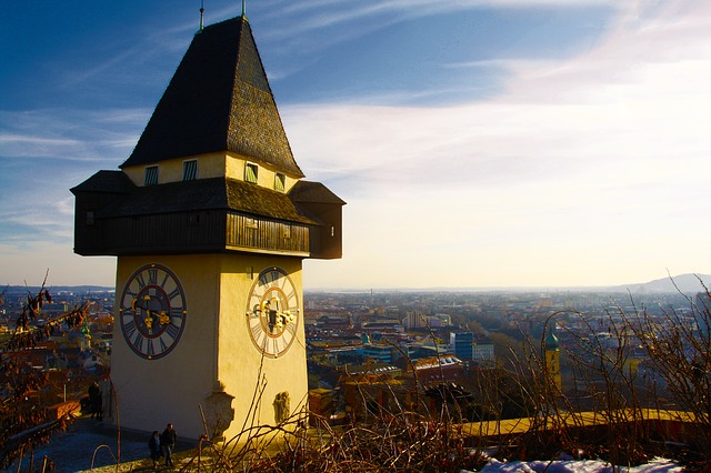 Der Grazer Uhrturm und im Hintergrund die Stadt Graz