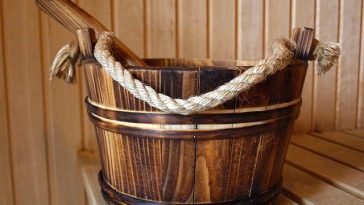 ein Holzgefäß für einen Aufguss in der Sauna