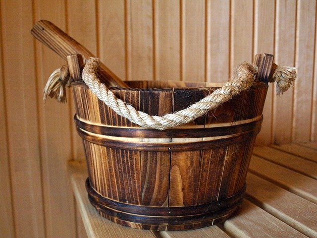 ein Holzgefäß für einen Aufguss in der Sauna