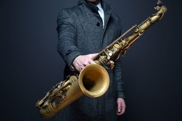 Saxophonspieler zeigt sein Musikinstrument